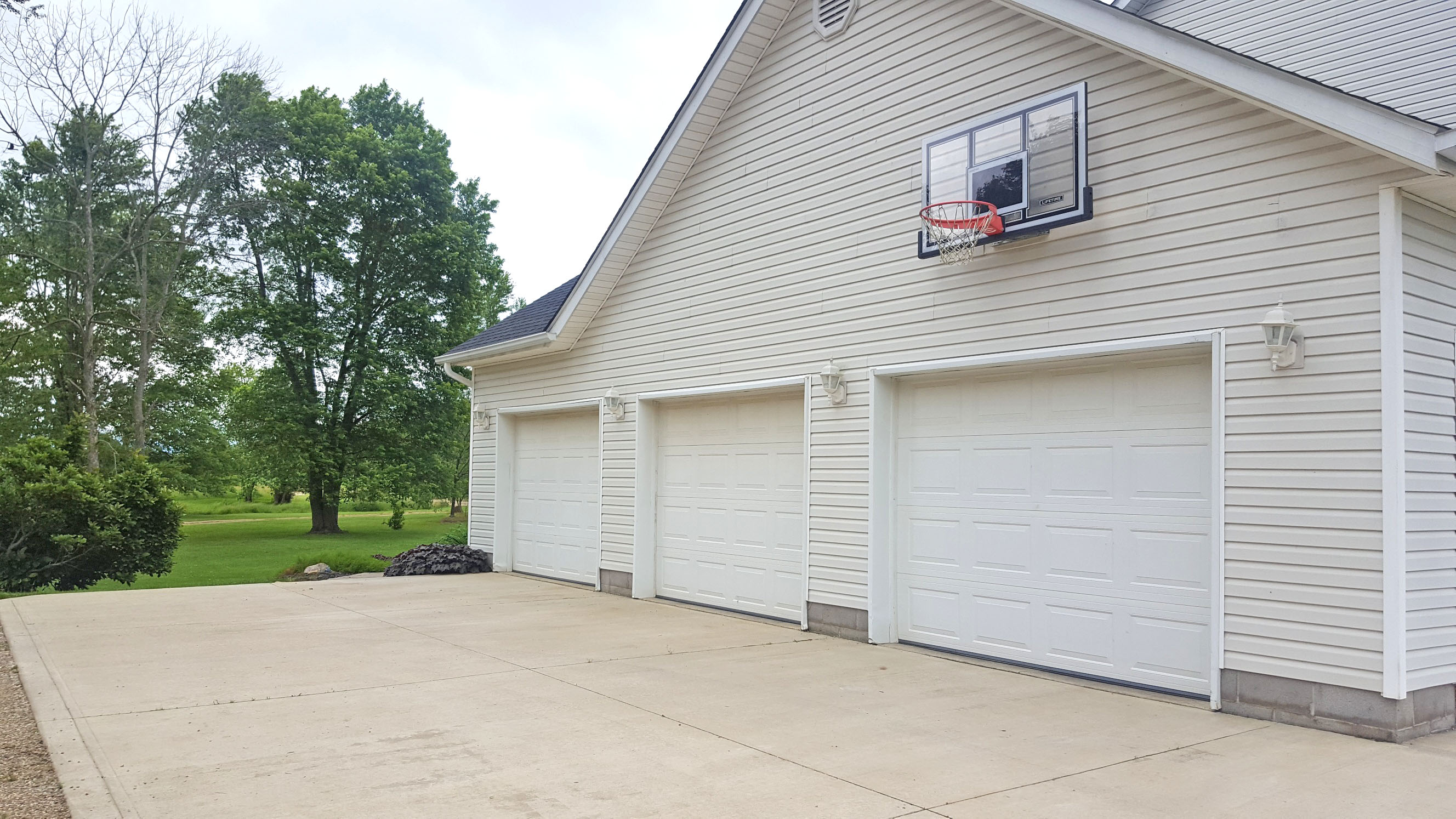 Beautiful Country Home With Acreage For Sale in Mount Vernon Ohio